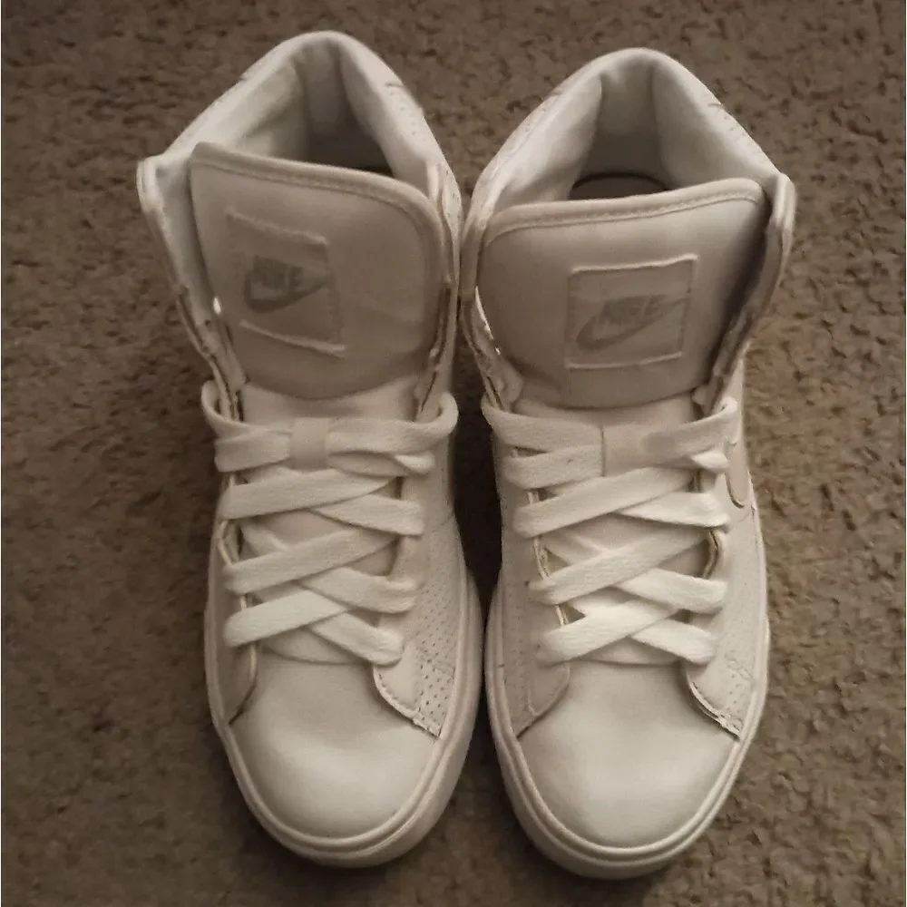 Nike Classic White High Boys Sneakers Size 6 US 354697-111 PRE-OWNED